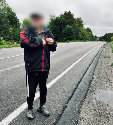 На Рівненщині 66-річний чоловік ішов проїзною частиною: патрульні винесли постанову