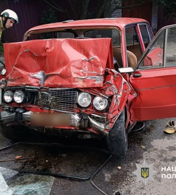 На Черкащині легковик влетів у стіну: один чоловік загинув, інший у лікарні