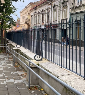 У Чернівцях після реставрації повернули історичний паркан у сквері на Руській