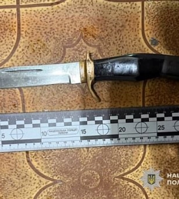 Вдарив знайомого біля під’їзду кухонним ножем: криворіжцю повідомили про підозру