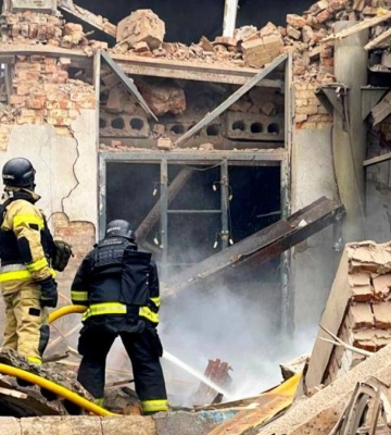 Рятувальники ліквідували пожежу в Прилуках, де внаслідок удару РФ загинули 3 людей – ДСНС