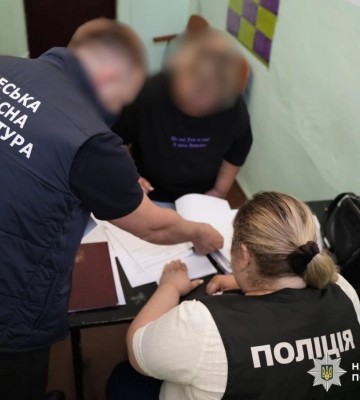На Одещині мати та її співмешканець змушували шестирічного хлопчика зніматися у порноконтенті