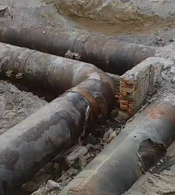 «Був фонтан на дорогу», — миколаївці поскаржилися на виток на теплотрасі, яку ремонтує ТЕЦ