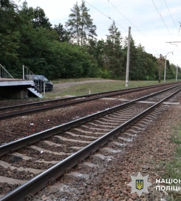 На Київщині літня жінка трагічно загинула під колесами потягу