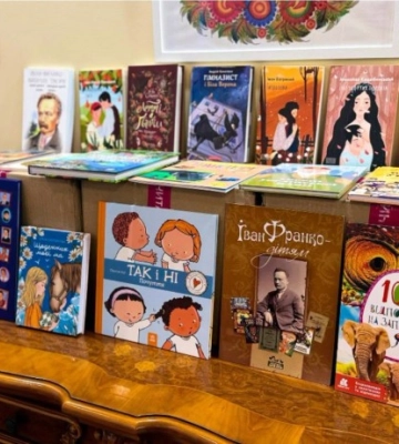 Понад 200 українських книг дітям у Молдові передала Рівненщина