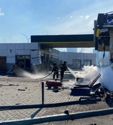 Армия рф атаковала еще одну АЗС в Киеве, есть пострадавшие