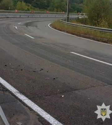 На трасі Київ – Харків автомобіль KIA врізався у металевий відбійник: травмувалася жінка