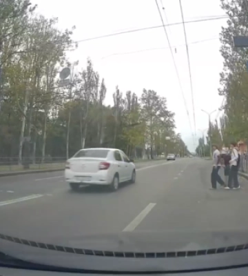 У Миколаєві автівка ледь не збила групу дітей на пішохідному переході