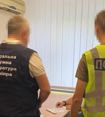 "Заховав" у вуличних тренажерах мільйон: у Дніпрі викрили директора КП