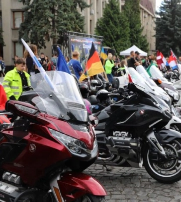 «Парад націй» в Ужгороді: байкери з Європи підняли прапори 26 країн