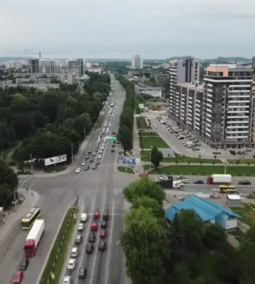 У Львові батьки з дітьми перебігали через шість смуг руху, щоб встигнути на службу до церкви