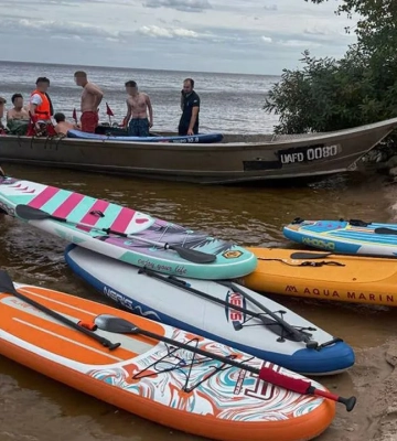 На Киевском водохранилище группу на SUP-досках унесло ветром от берега: всех ли нашли