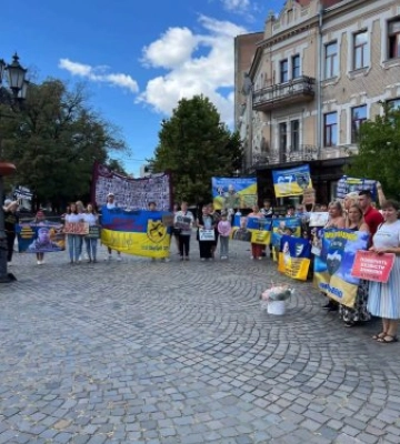 «Кожного чекають вдома»: в Ужгороді відбулася щотижнева акція на підтримку полонених та зниклих безвісти