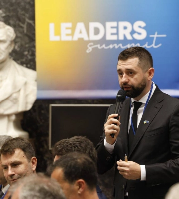 Арахамія прийшов на переговори у футболці “Київський режим”