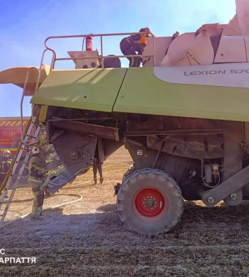 На Мукачівщині рятувальники ліквідували пожежу в комбайні