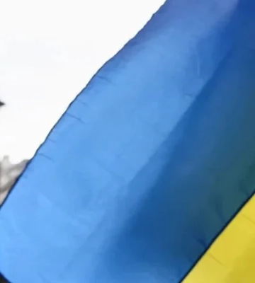 У Вільнюсі затримали п’яних чоловіків, які зірвали з будівлі прапор України