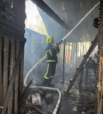 Вогнеборці ліквідували пожежу в господарській споруді на Тячівщині