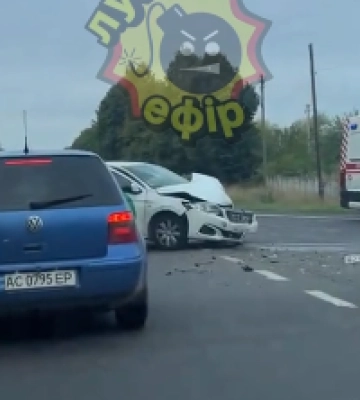У Луцькому районі зіткнулися Renault та таксі Bolt, трьох людей доставили у лікарню