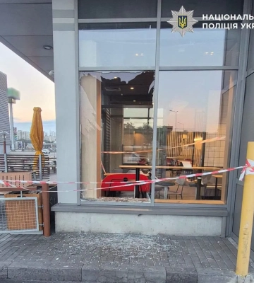 У Києві внаслідок ворожого обстрілу пошкоджено ресторан McDonald's