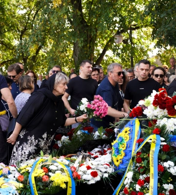 В Ужгороді в останню дорогу провели 51-річного захисника Володимира Солонину