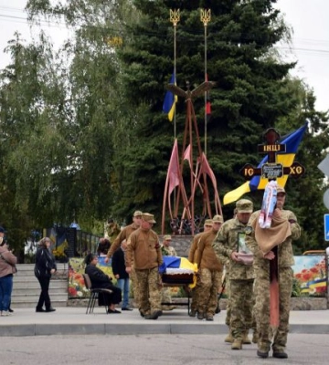 У Новосанжарській громаді в останню дорогу провели полеглого захисника Романа Шишацького
