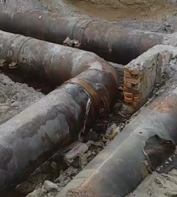 У Миколаєві розритий котлован цілі вихідні затоплює водою