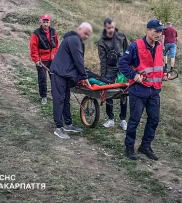 На Рахівщині рятувальники допомогли травмованій жінці з Дніпропетровської області
