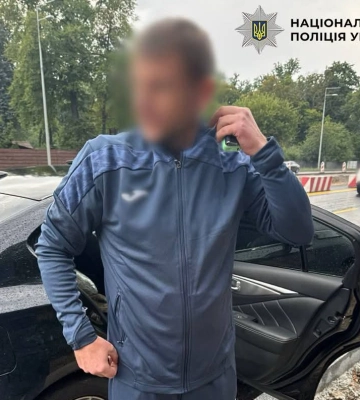 Київські поліцейські затримали чоловіка з арсеналом зброї та підробленими документами