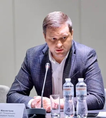 Офисом генерального прокурора фактически руководит Максим Крым: СМИ обнаружили у супруги чиновника паспорт РФ