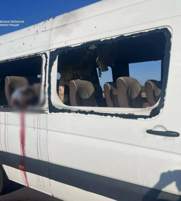 Трагедія на Дніпропетровщині: росіяни вдарили дроном по рейсовому автобусу, є загиблі