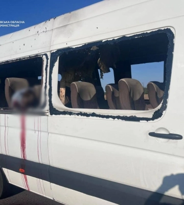 Росія вдарила по рейсовому автобусу на Нікопольщині: 5 людей загинули
