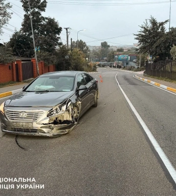 У селі під Києвом автомобіль на тротуарі збив жінку, - поліція