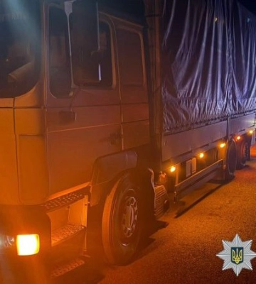 На трасі Київ – Харків біля Пишного вантажівка MAN збила пішохода: чоловік загинув на місці