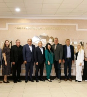 На Закарпаття прибула делегація з Чехії: гірська громада отримала карету швидкої допомоги