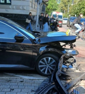 ДТП в центре Львова: машина сбила светофор на Дорошенка, пострадала девушка