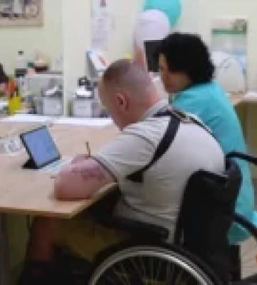 Рятувальник Андрій Білоус після обстрілу у Києві проходить тривалу реабілітацію