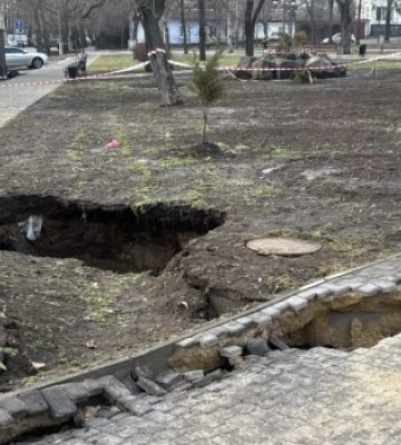 Підрядники та чиновники досі шукають винних у підмиві ґрунту в сквері «Серце міста»