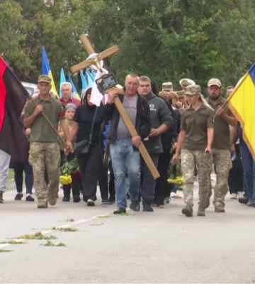 Майже півтора року невідомості й надії на повернення: у Луцькому районі поховали Героя Валерія Приходька