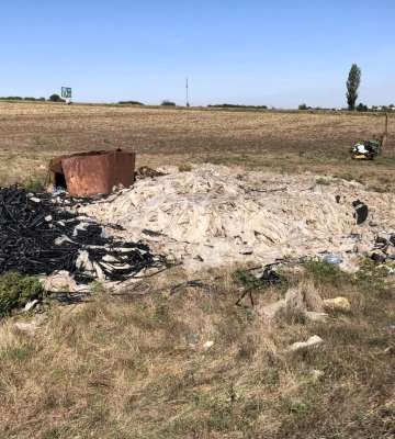 Труби, поліетилен і побутове сміття: на Одещині серед поля зʼявилося звалище