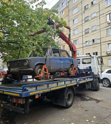 У Львові з вулиць забрали ще вісім покинутих авто: загалом евакуювали вже 127 машин