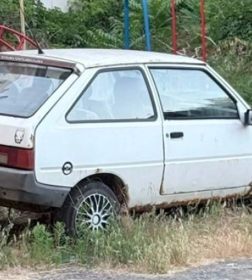 Роками стоять покинуті автівки: місто розробило механізм евакуації, але запустити його не може