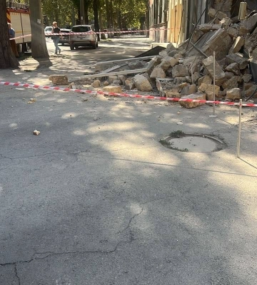 В Одесі на вулиці Богдана Хмельницького обвалилася частина будівлі