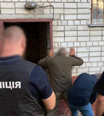 Требовал деньги у поставщика для армии: чиновника задержали