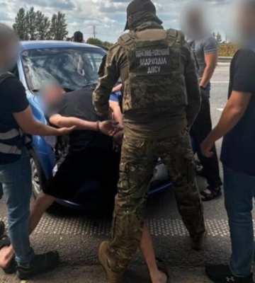 Від 2 до 8 тисяч доларів за втечу з країни: у Запоріжжі чоловік пропонував військовозобов’язаним незаконно перетнути кордон
