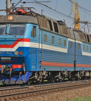 У місті на Волині після ранкової атаки дрона загорівся електровоз: деталі