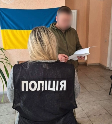 Погрожував відправити в зону активних бойових дій: працівника черкаського ТЦК підозрюють у вимаганні 5 тис доларів за зняття з розшуку