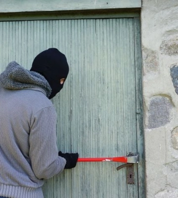 В Мелитопольском районе 23-летний безработный обчистил чужой дом от триммеров до набора ключей