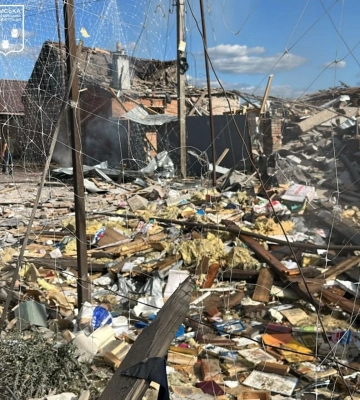 Росіяни скинули КАБи на приватні будинки в Сумах — люди під завалами