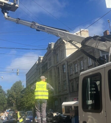 У Львові на перехресті Дорошенка та Словацького через ДТП збили світлофор, - ФОТО