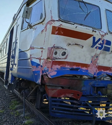 На Чернігівщині зіткнулися потяг та вантажівка: є поранений